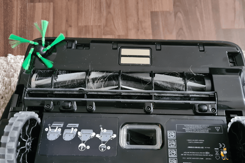 Haare haben sich um die Hauptbürste des Vorwerk Kobold VR7 Staubsauger-Roboters gewickelt.